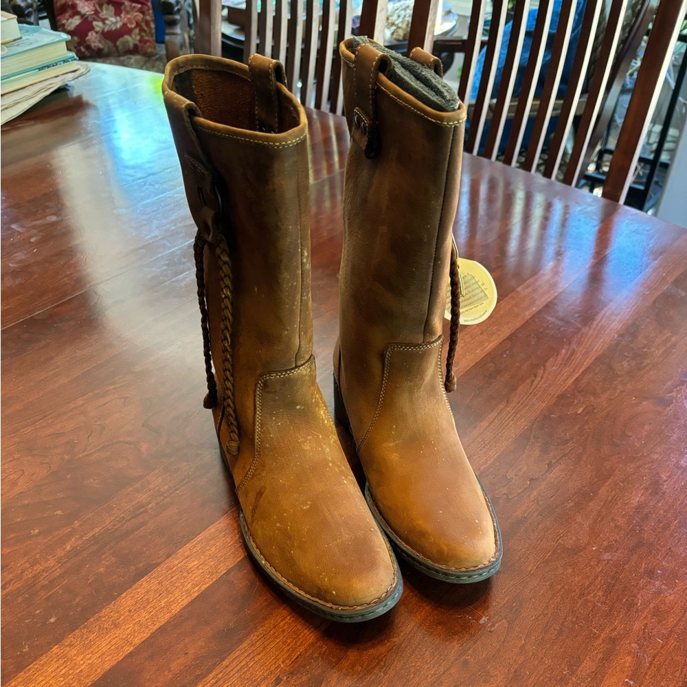 BORN new leather boot size 9 / 40.5